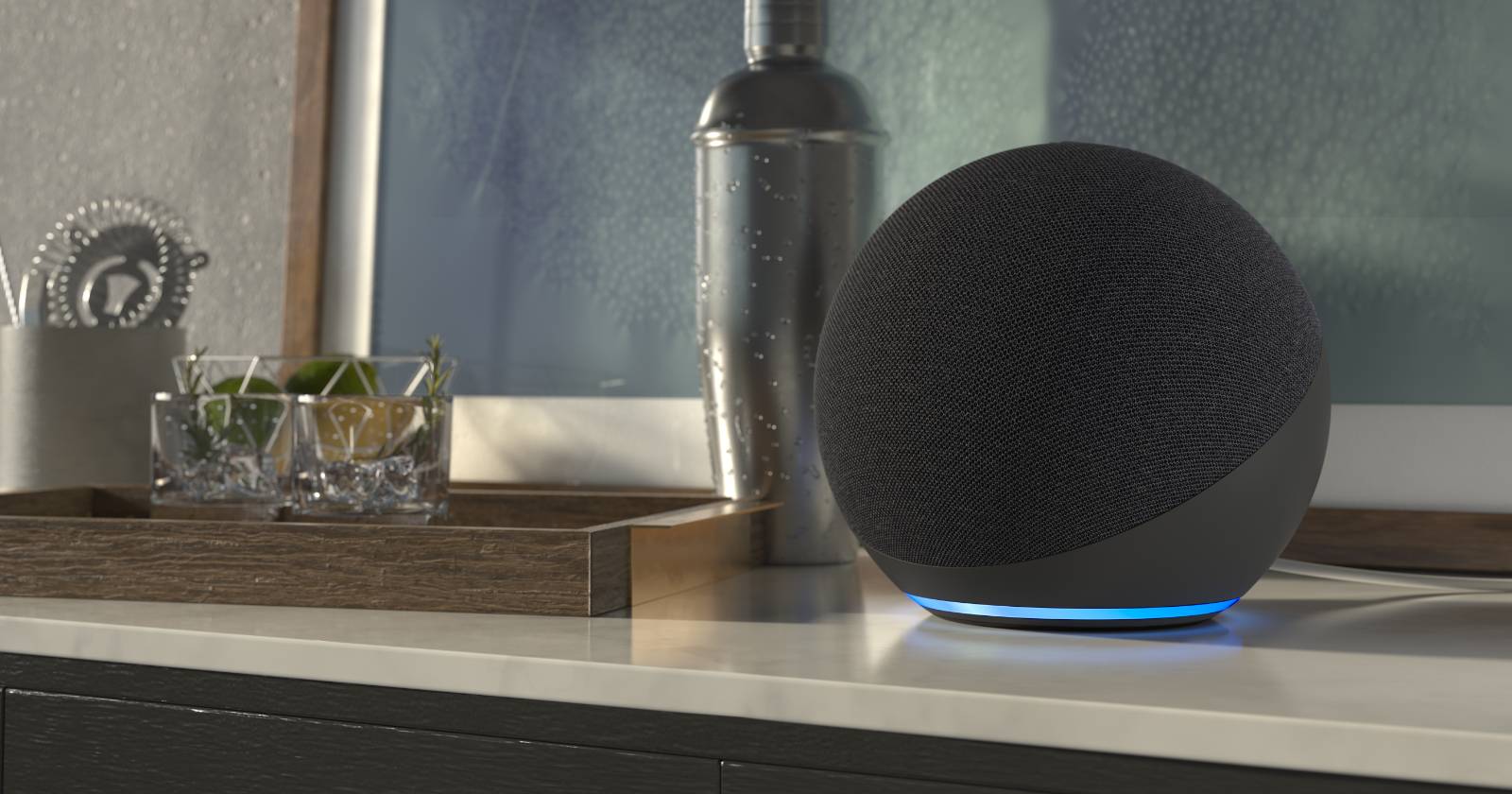 Amazon Echo колонка на деревянном столе