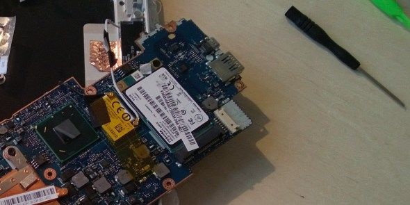Материнская плата с видимым mSATA SSD