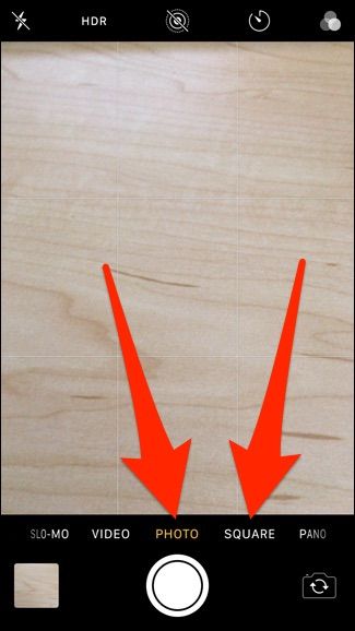 Камера iPhone в режиме Фото показывает QR‑код на экране