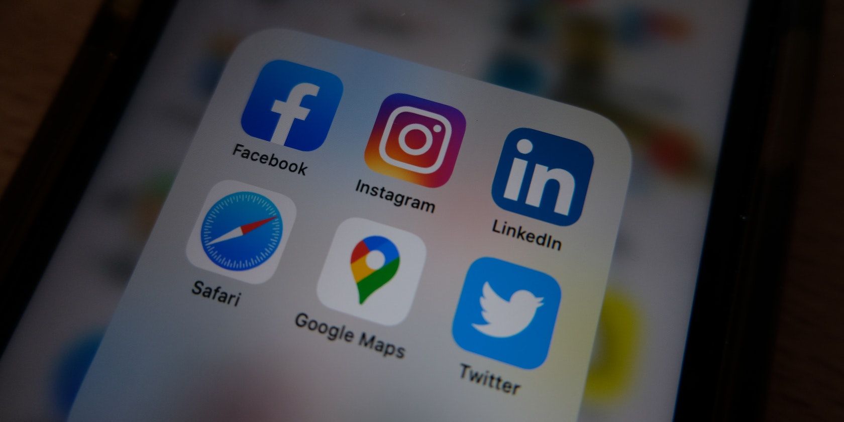 Фото мобильного экрана с иконками приложений соцсетей