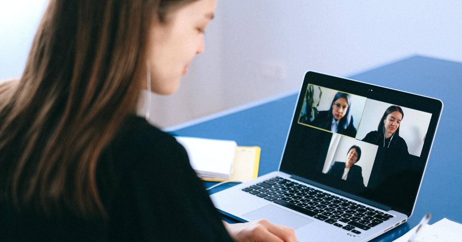 Женщина на видеозвонке.