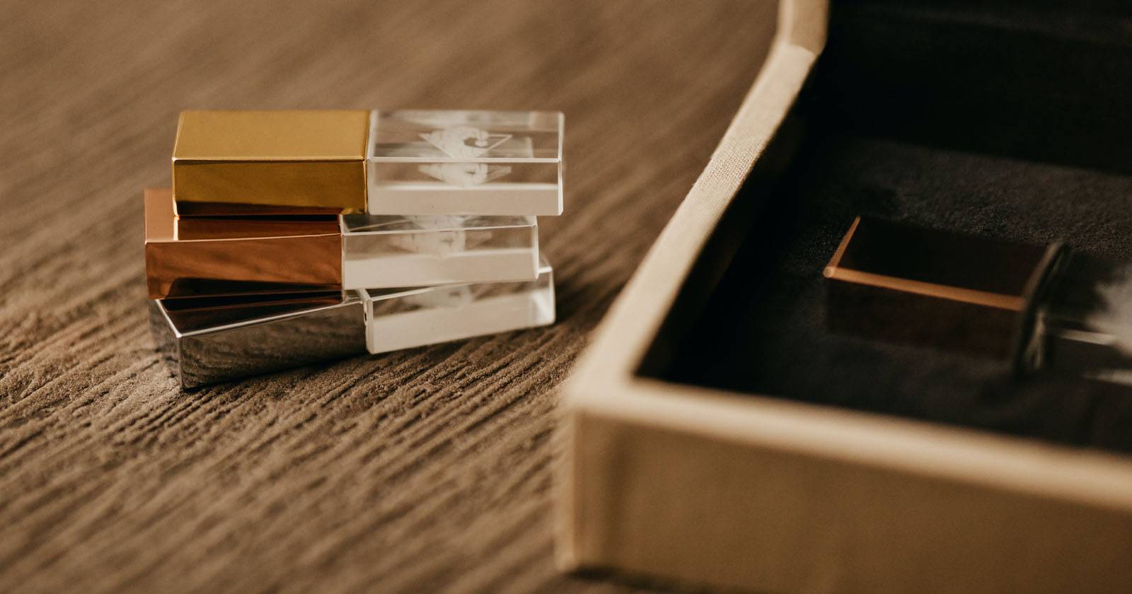 책상 위에 놓인 여러 개의 USB 플래시 드라이브