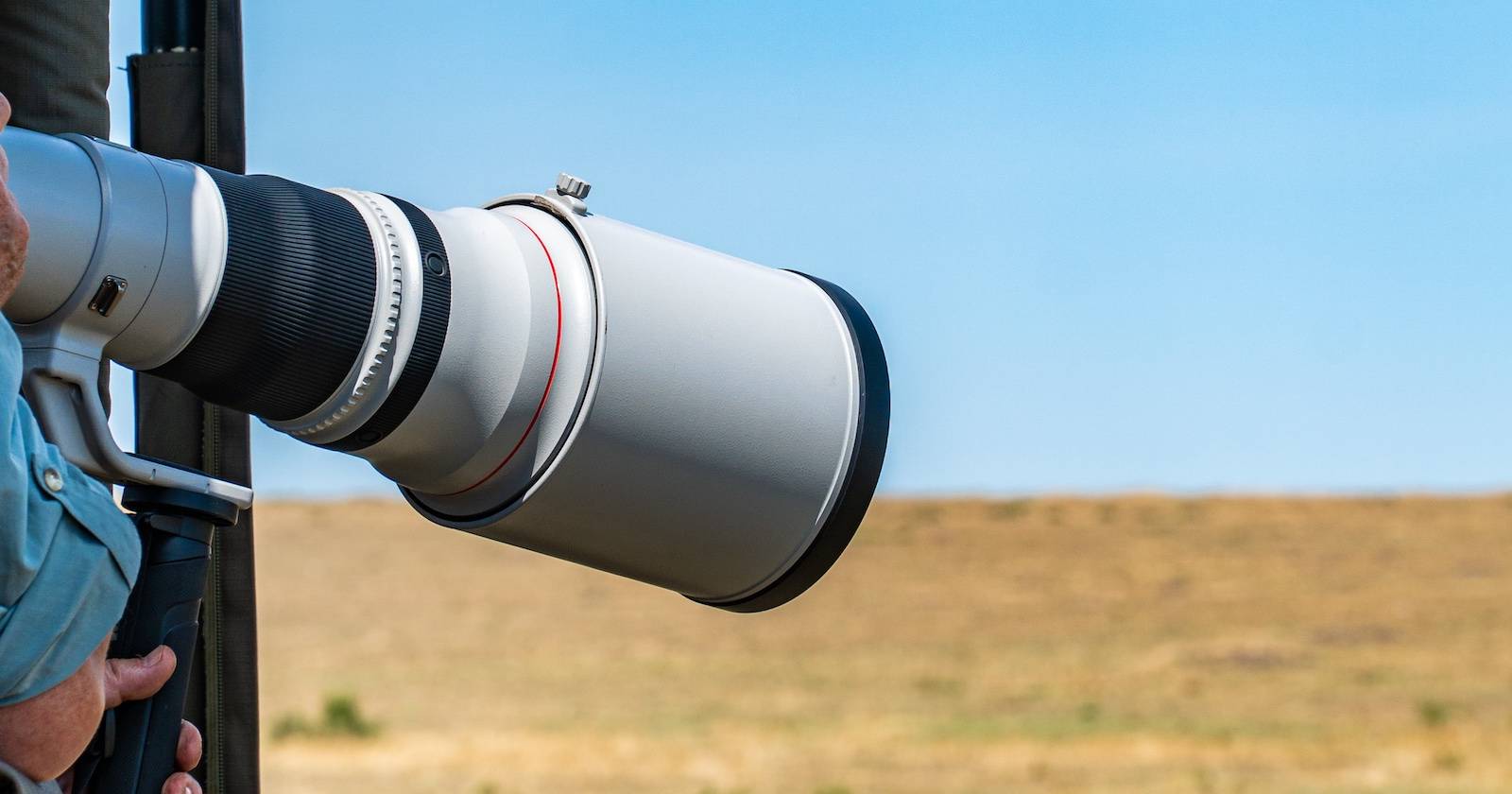 Супер-телеобъектив на штативе, вид сбоку