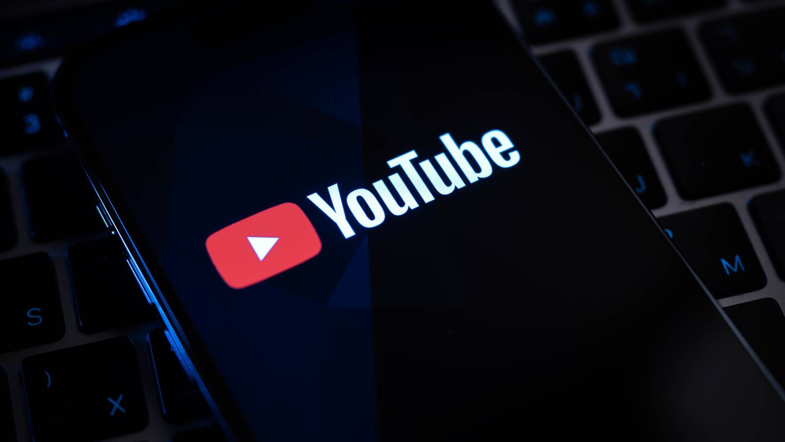 Логотип YouTube на экране смартфона