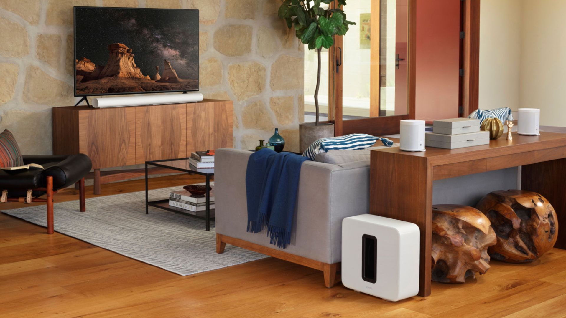 Звуковая панель Sonos ARC и сабвуфер в гостиной.