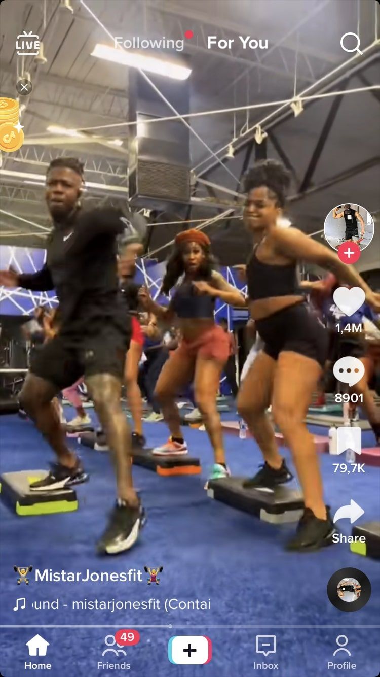 Лента TikTok с видео