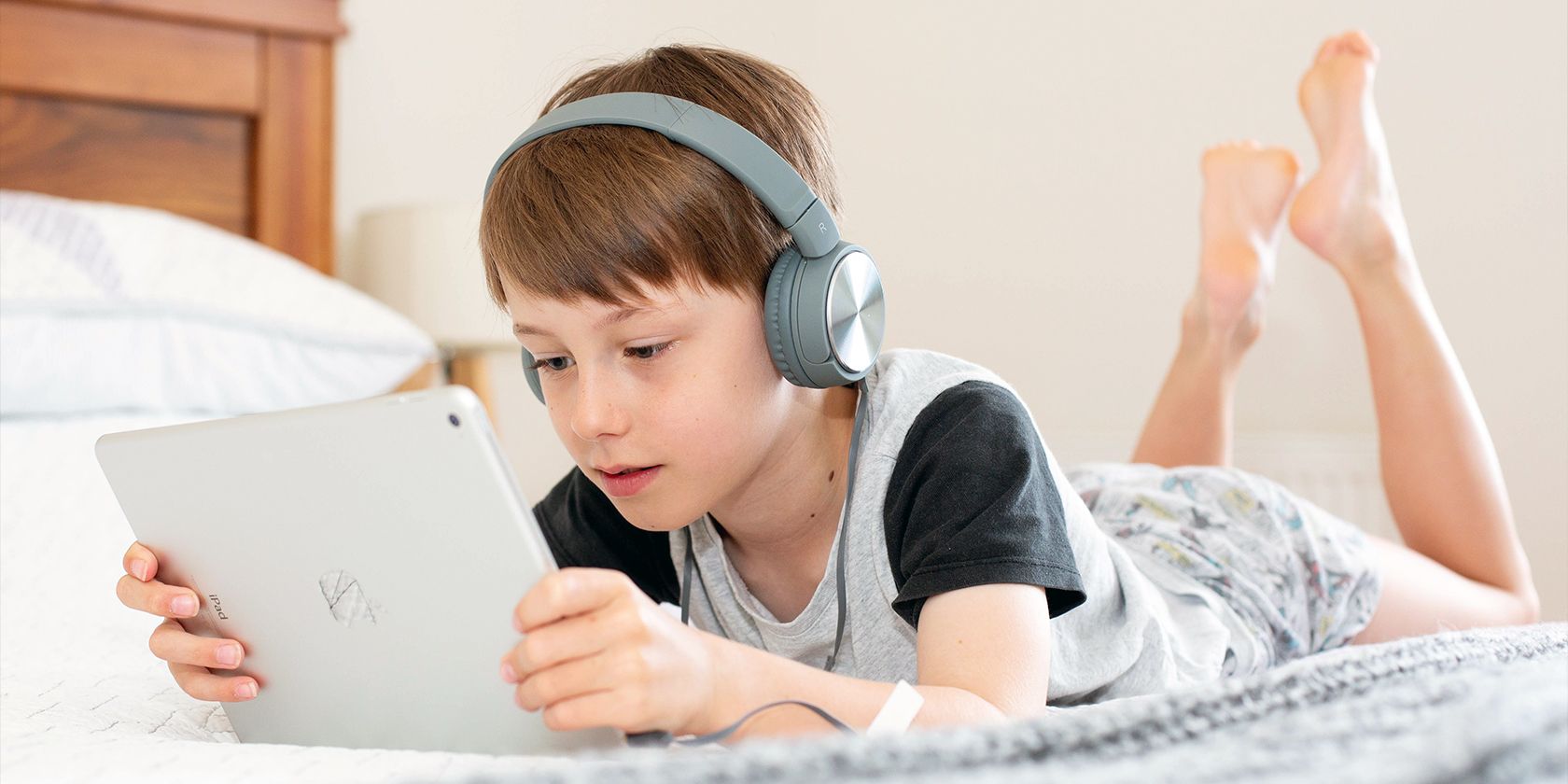 Ребёнок смотрит видео на iPad