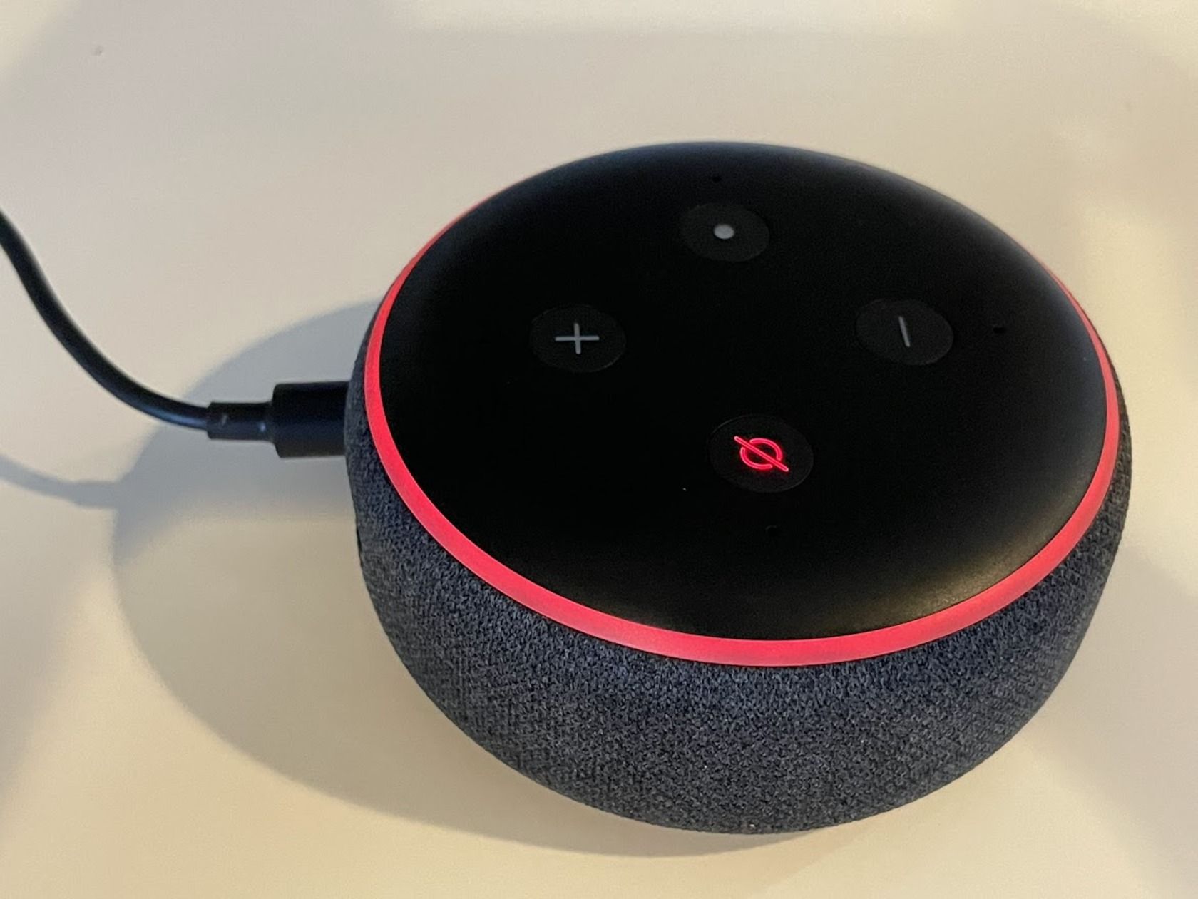 Крупный план красного индикатора Echo