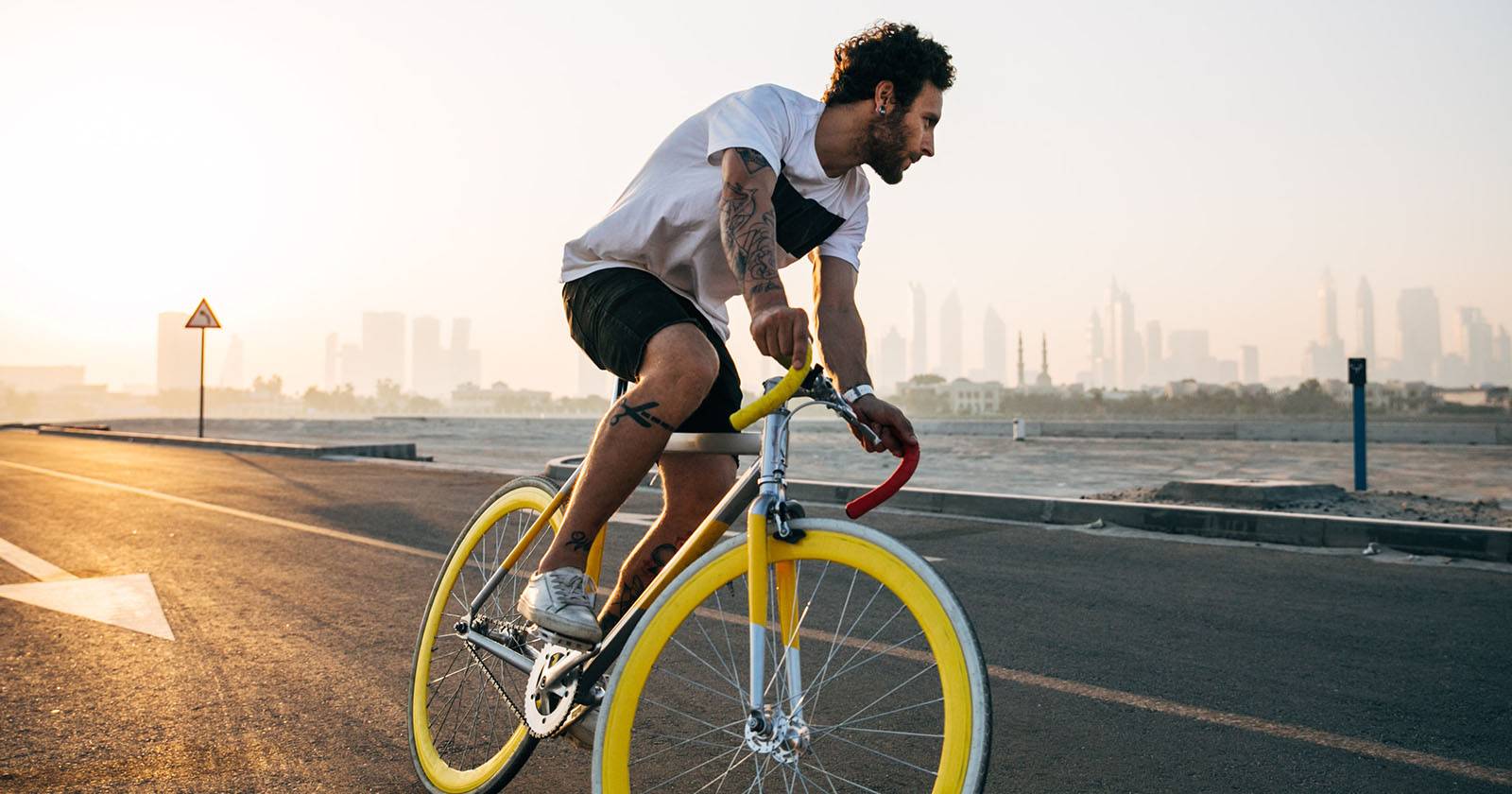 Человек едет на велосипеде на закате