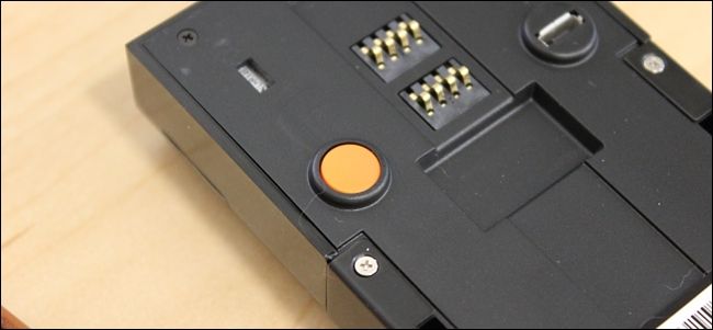 Включение Ring Doorbell: нажать оранжевую кнопку на задней панели