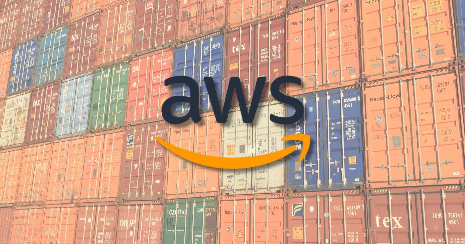 Логотип Amazon Web Services на фоне контейнеров