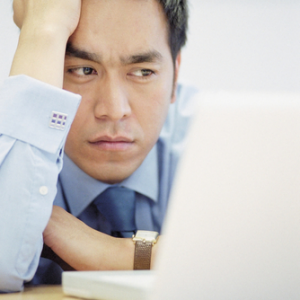 Человек работает за компьютером за стоячим столом