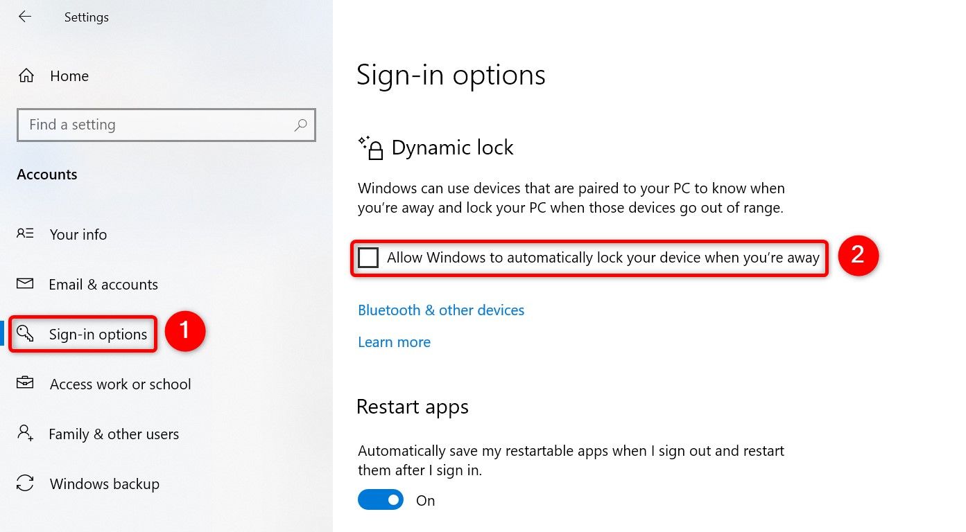 Выделены 'Sign-In Options' и 'Allow Windows to Automatically Lock Your Device When You’re Away' в настройках Windows 10
