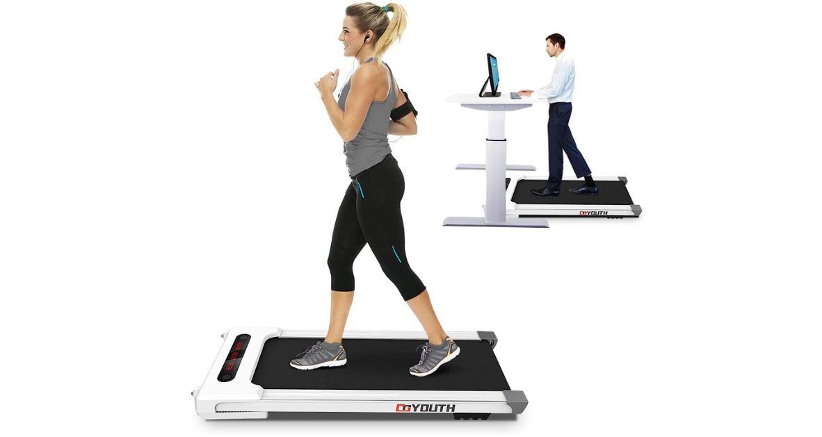 женщина бежит на дорожке и мужчина использует подстольную дорожку под своим столом