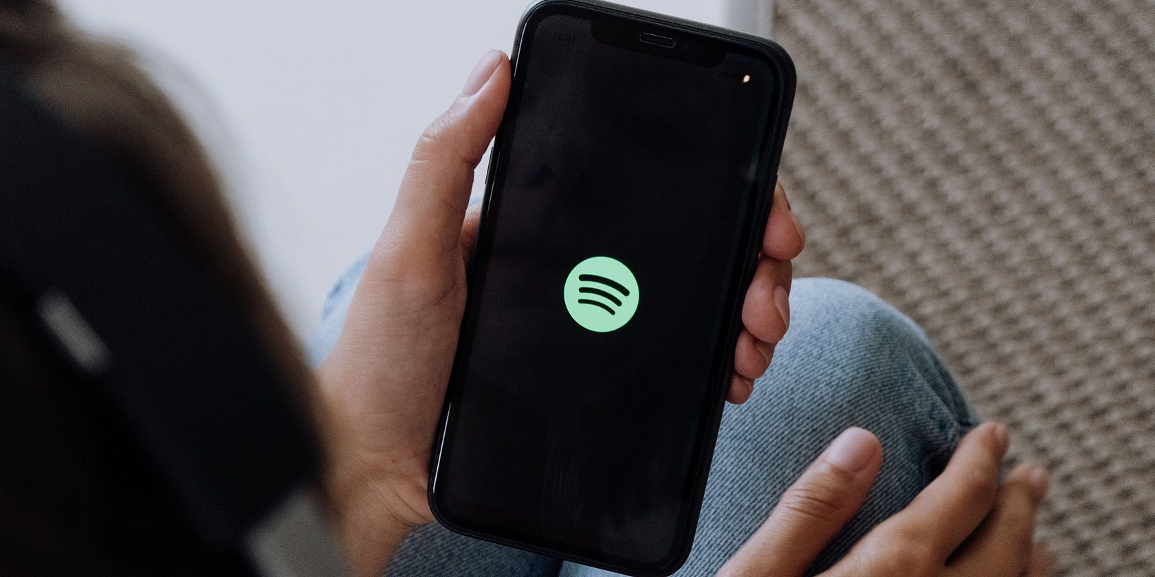 Логотип Spotify на экране телефона