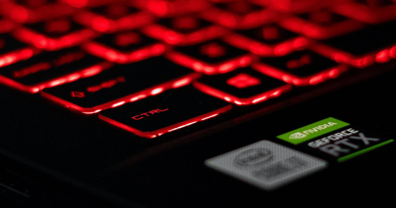 Логотип NVIDIA на наклейке