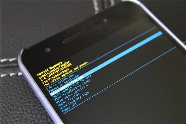 Меню рекавери с выделением опции 
