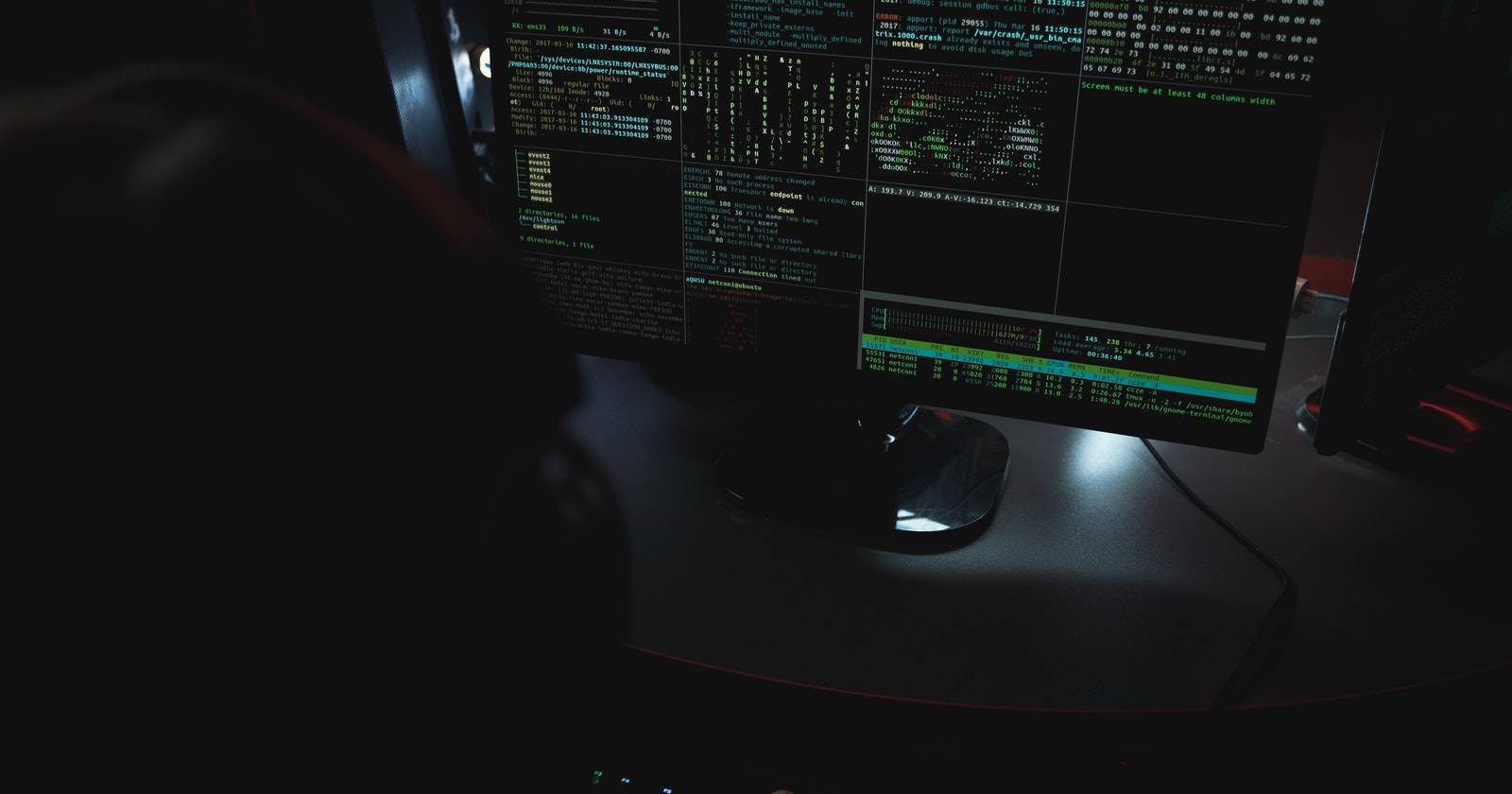 Человек подключается к удалённым серверам с рабочего ПК