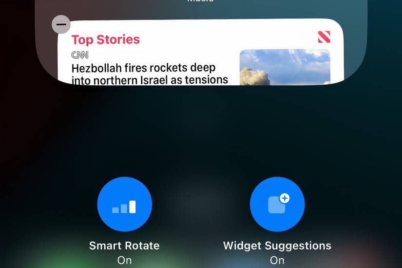 Primo piano dei pulsanti Rotazione smart e Suggerimenti widget quando si modifica uno stack di widget su iPhone.