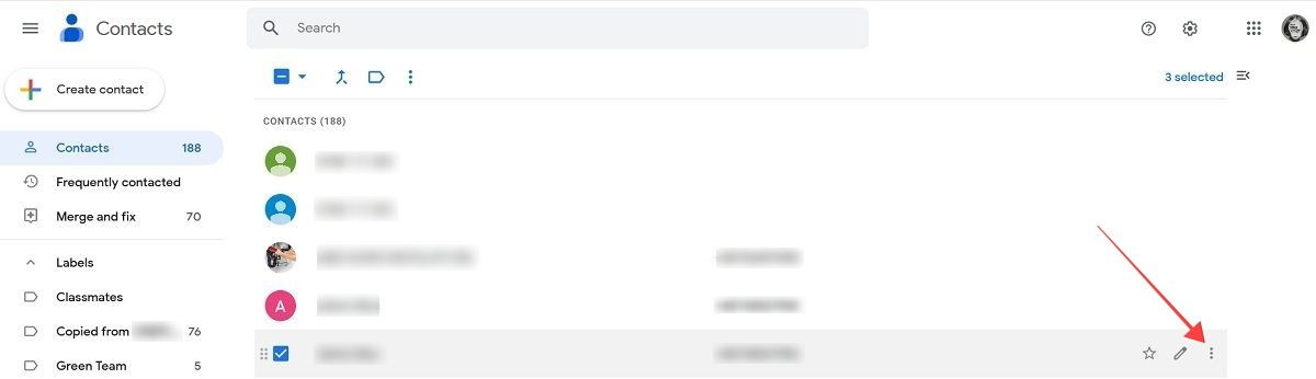 Три точки рядом с выделёнными контактами на сайте Google Контакты в браузере.
