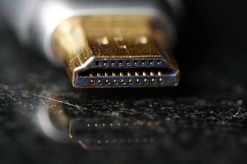 HDMI‑кабель подключён к ноутбуку и телевизору