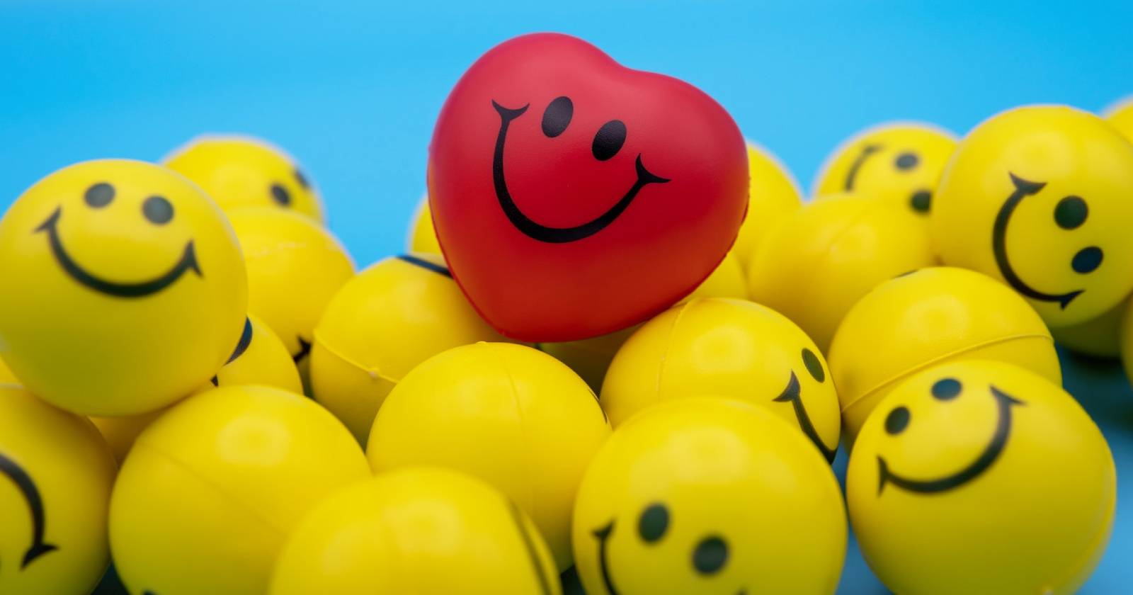 Куча разноцветных эмодзи в виде шариков