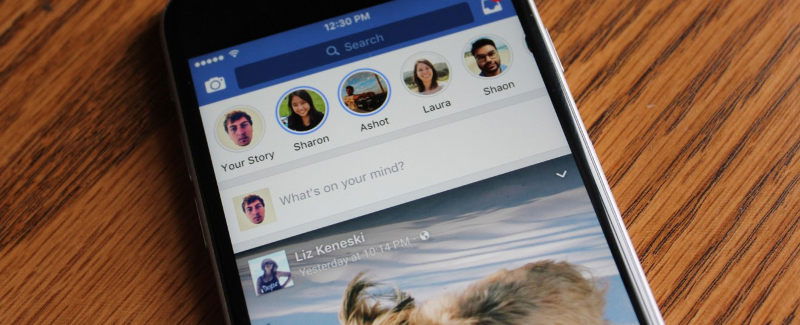 Иконки приложений Facebook и Messenger на экране телефона