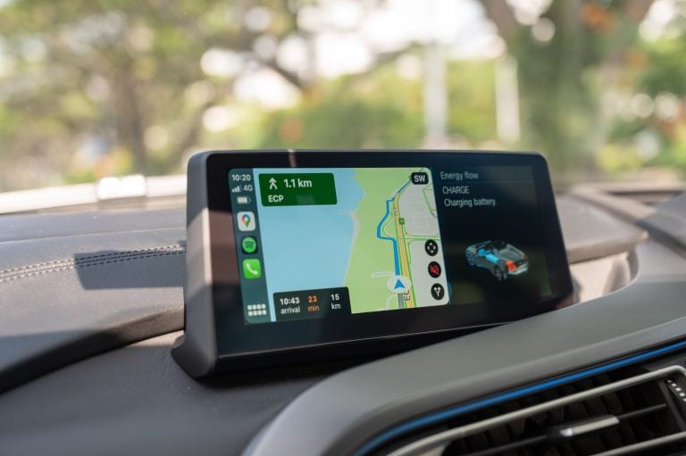Телефон заряжается, но CarPlay не работает