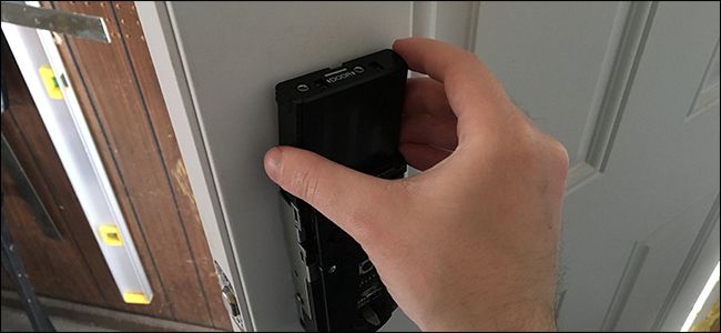 Установка четырёх батареек AA в батарейный блок