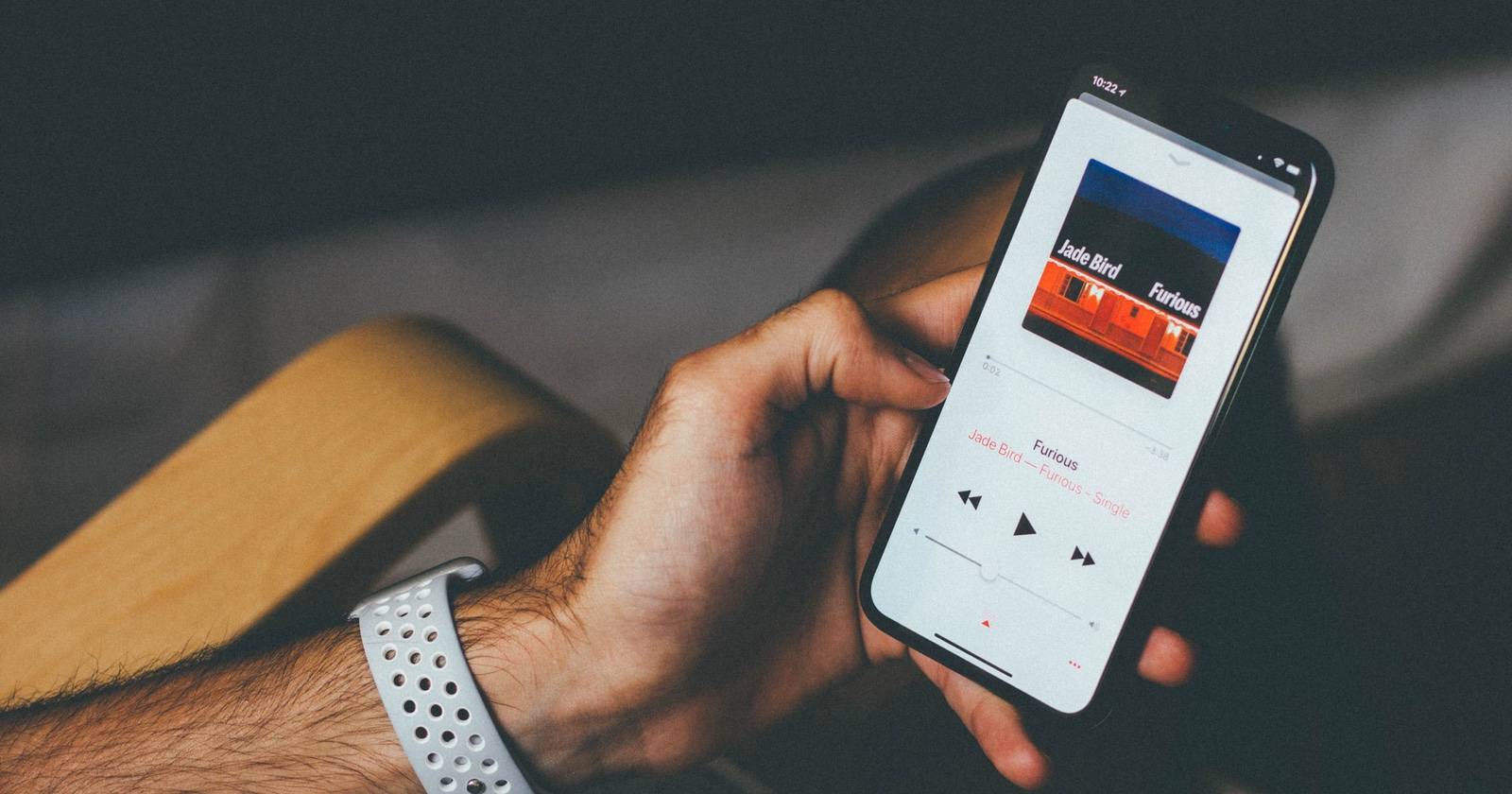 iPhone с открытым Apple Music и отображающейся песней
