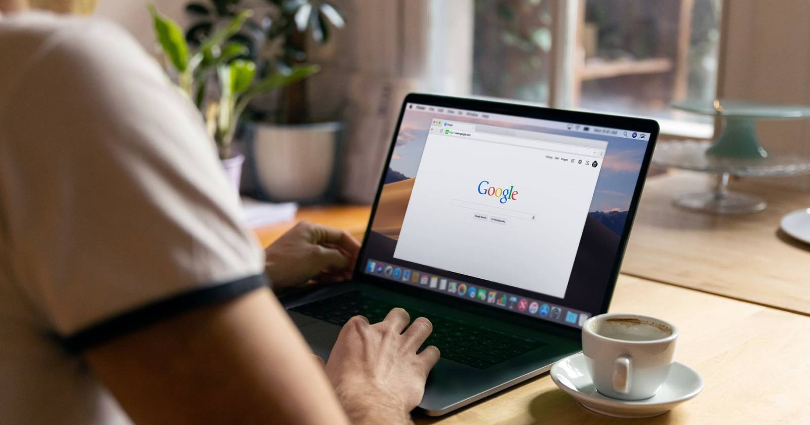 Изображение: логотип Google и процесс индексации веб-страниц