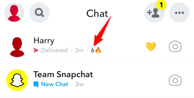 Огонёк эмодзи рядом с именем друга, указывающий на активный Snapstreak.