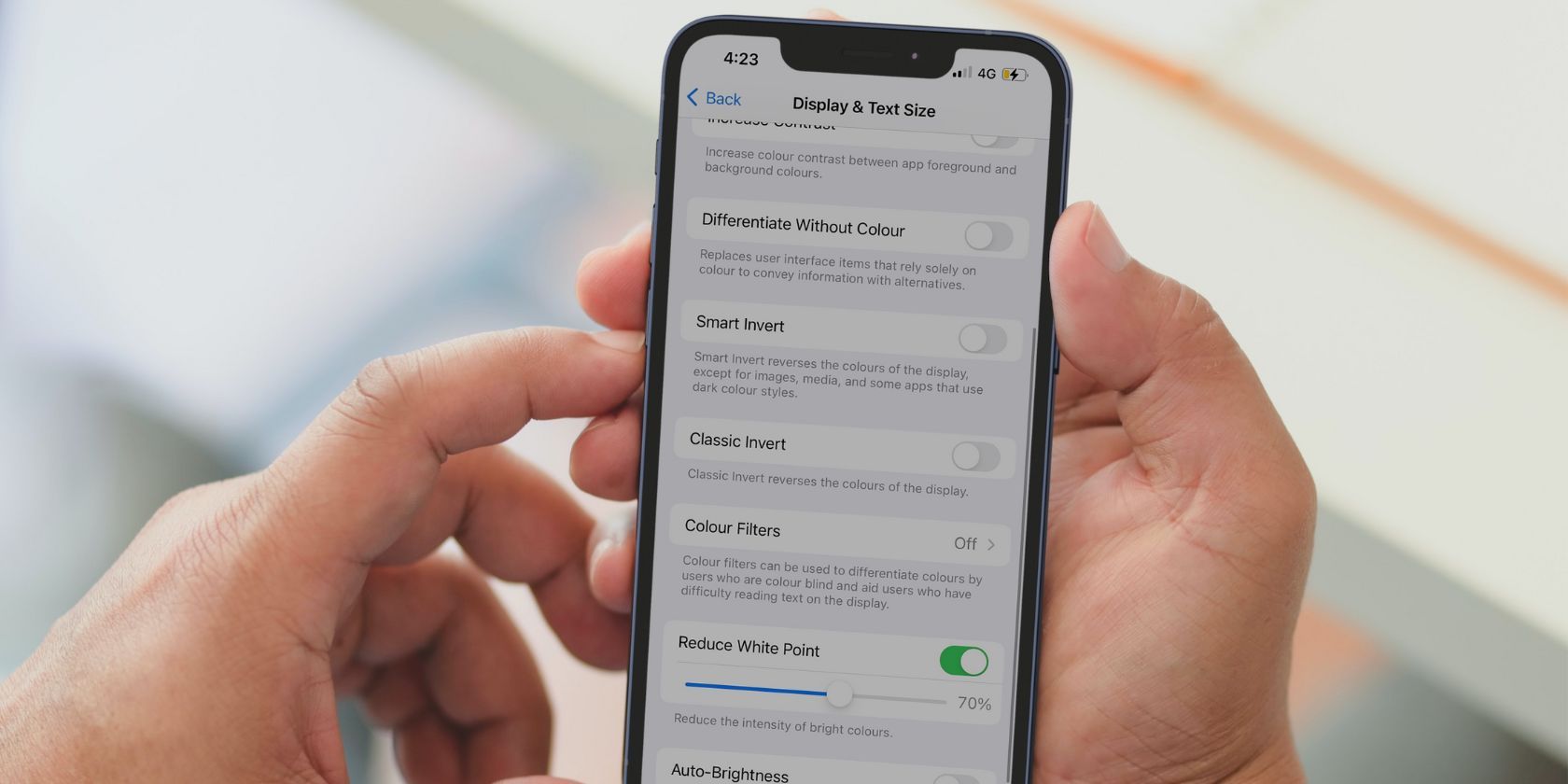 Затемнить экран iPhone сильнее минимума