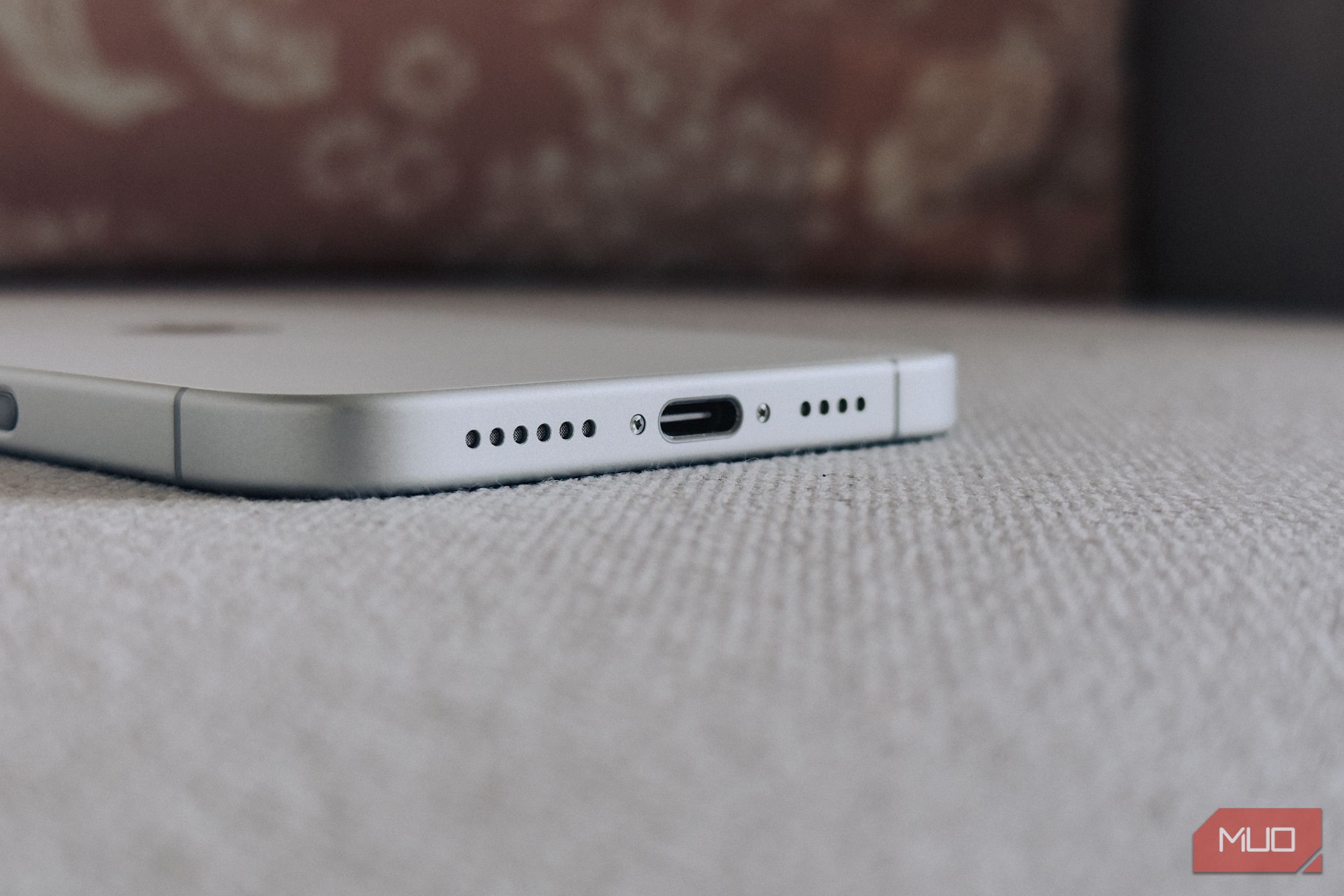 Разъём USB‑C у iPhone, вид снизу