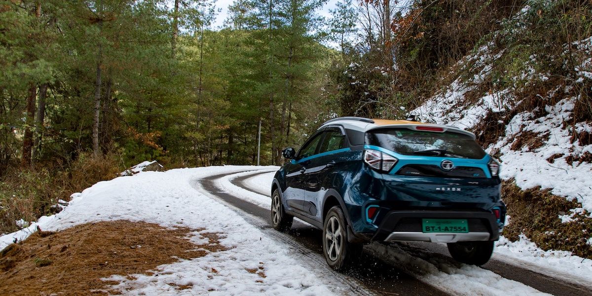 Электромобиль на заснеженной дороге