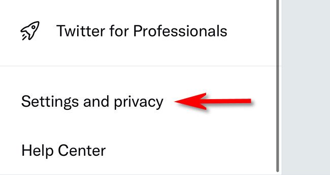 Нажмите «Настройки и конфиденциальность» в меню Twitter.