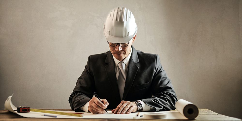 Человек в строительной каске на рабочем объекте