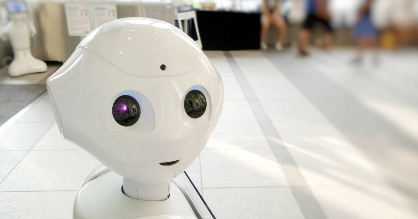 Робот стоит в середине комнаты, иллюстрация прерывания диалога