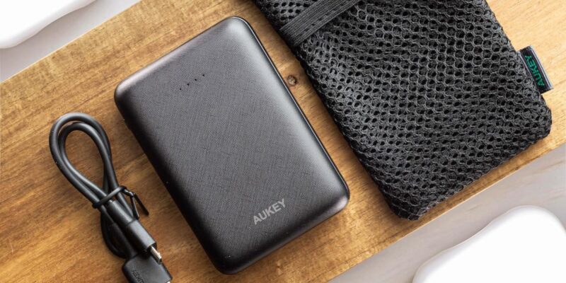 Пауэрбанк разрешённый в самолёте, вид сбоку на столе.