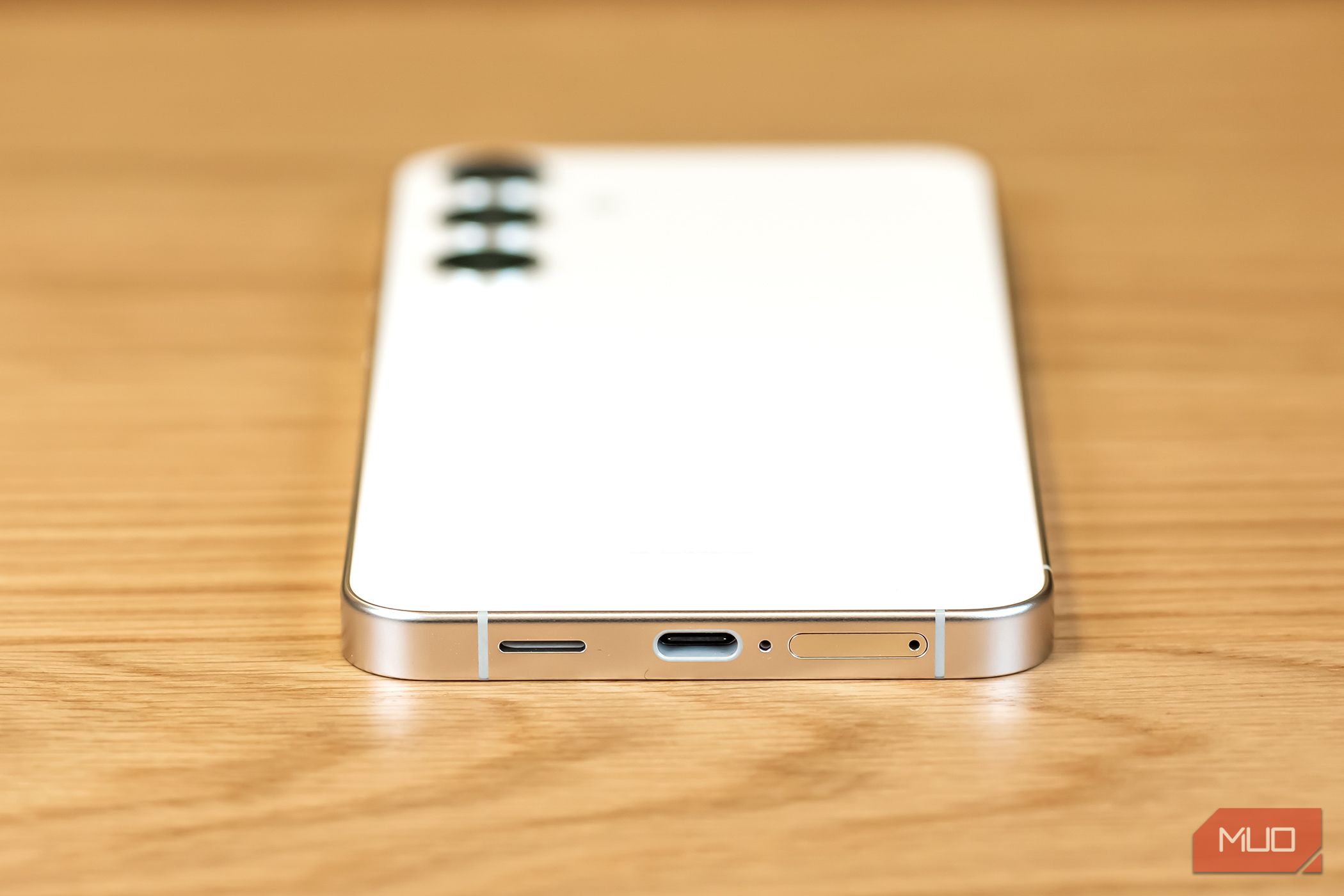 Разъём в нижней части Samsung Galaxy S24 Plus