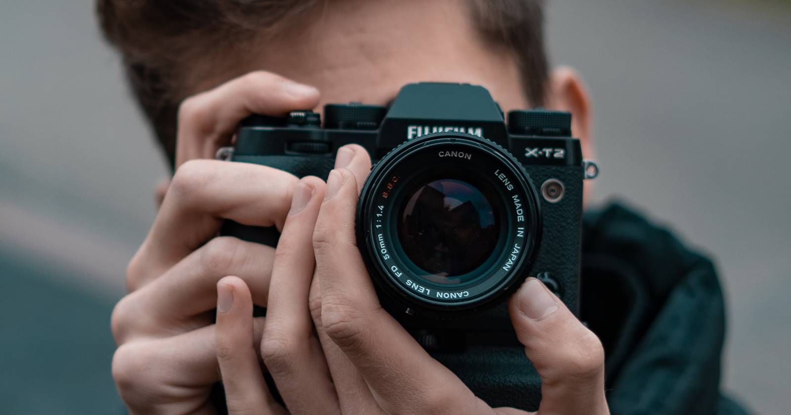 Человек делает снимок