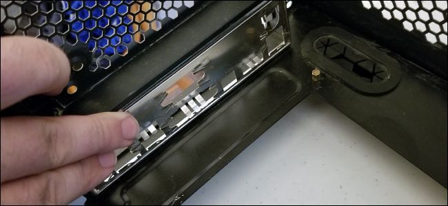 I/O пластина вставлена и выровнена с задней частью корпуса