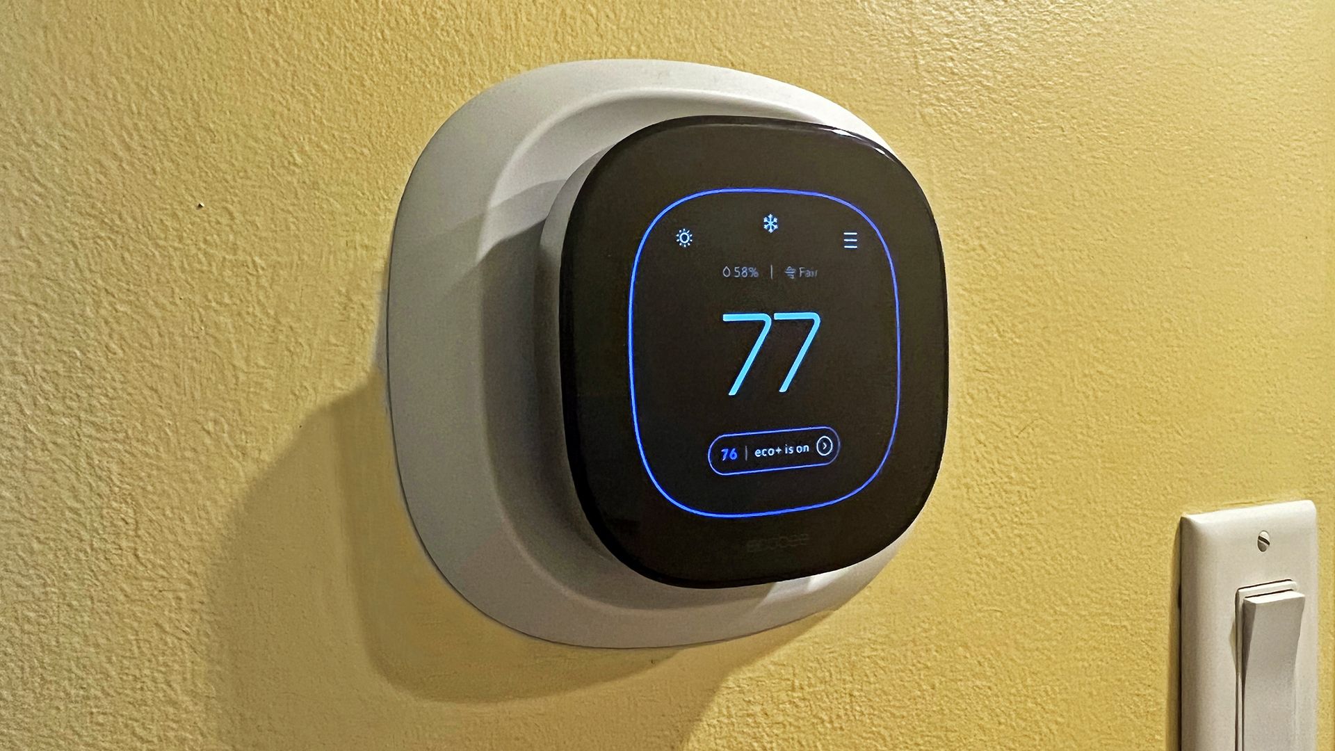Термостат ecobee в коридоре