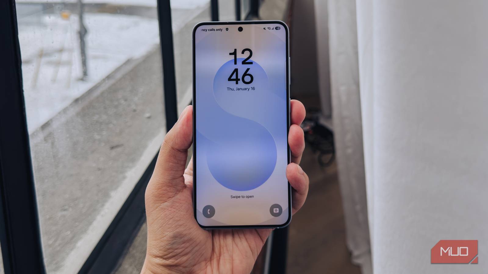 Экран блокировки Samsung Galaxy на фоне окна.