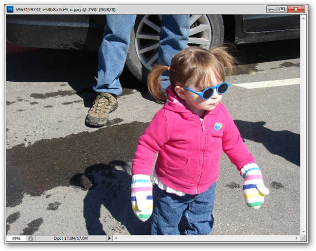 Подготовка исходной фотографии: выделенная фигура на нейтральном фоне