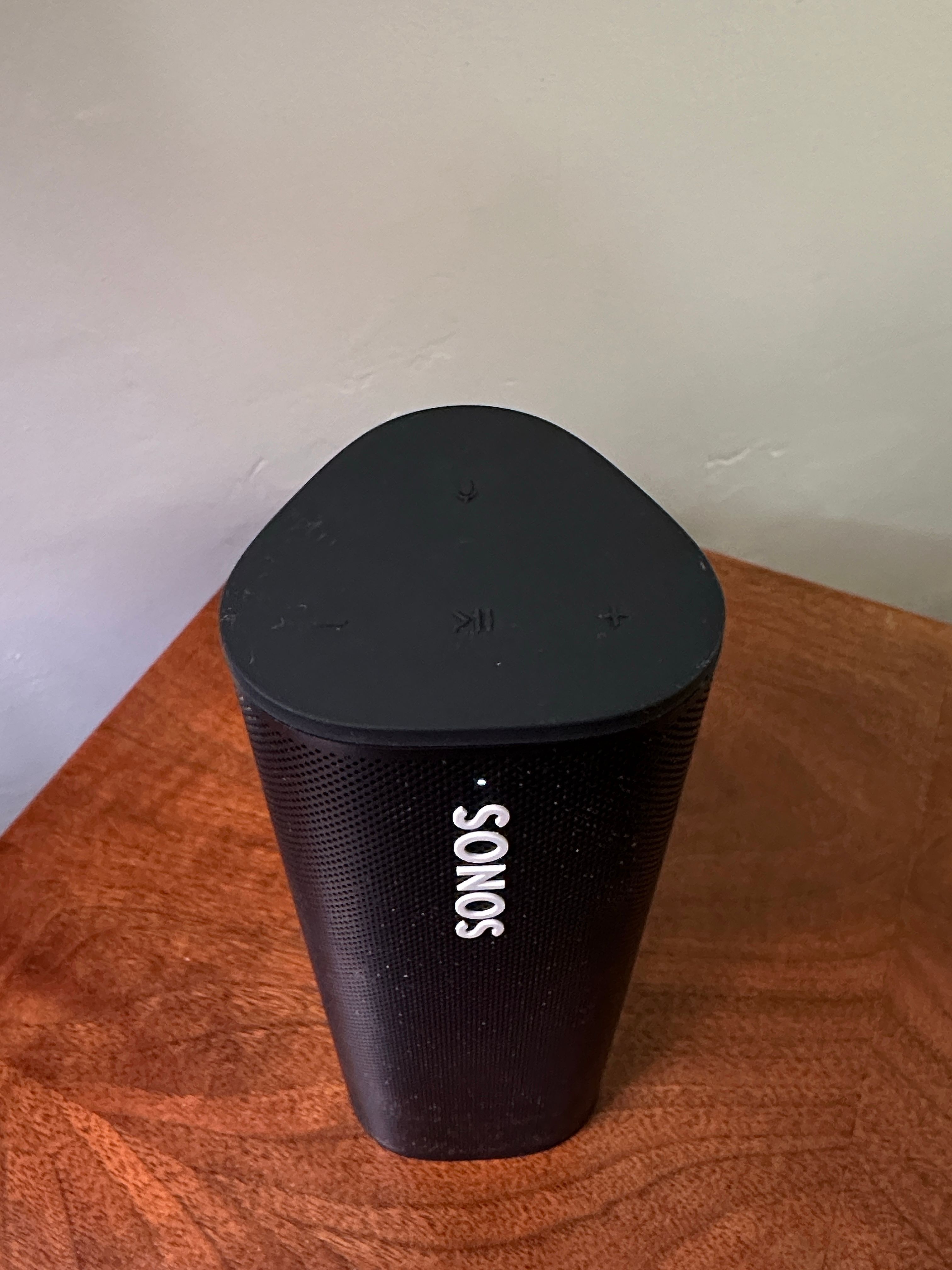 Кнопка Play/Pause на Sonos Roam — вид сверху