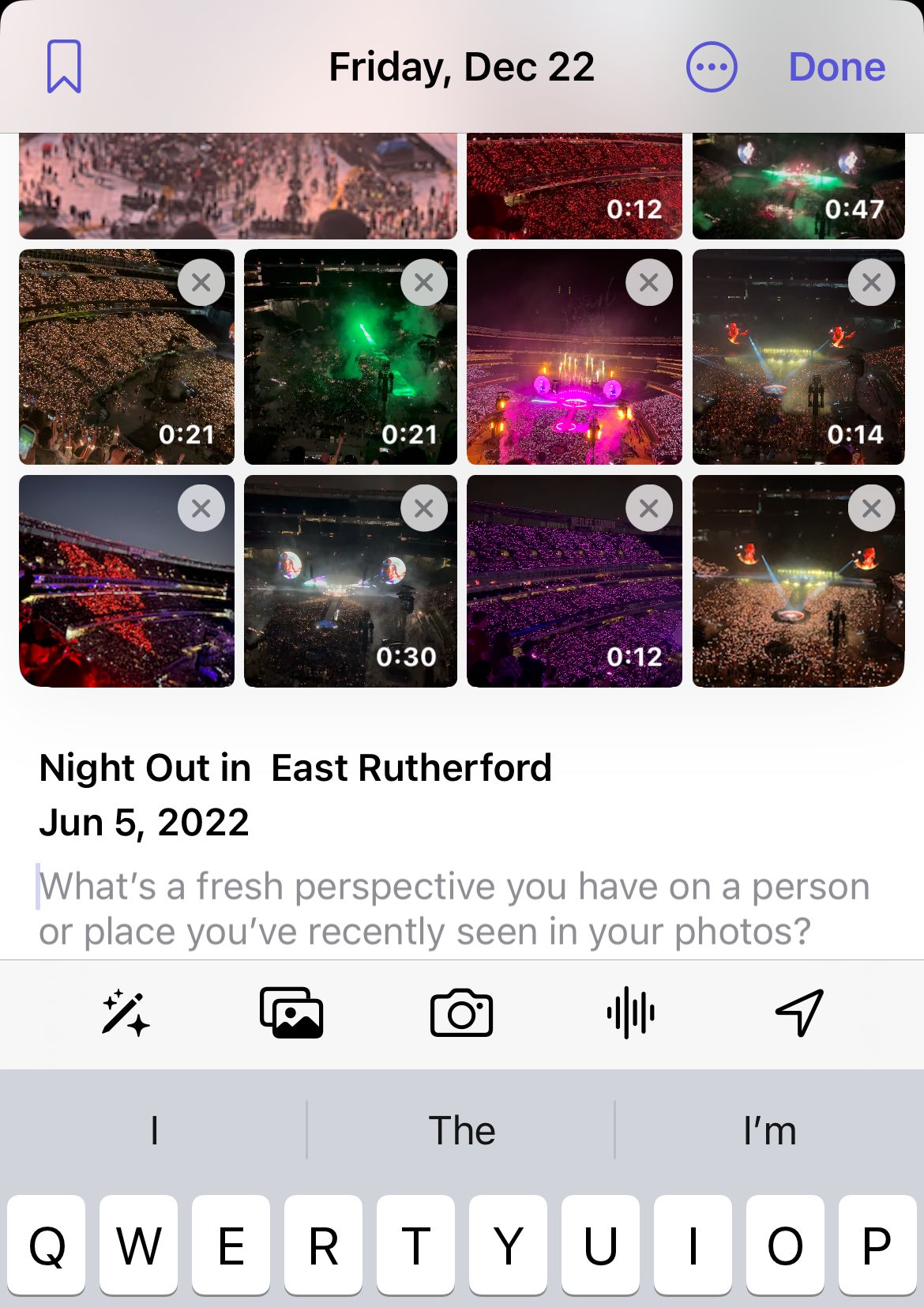 Экран iPhone с новой записью, созданной по подсказке, с прикреплёнными фотографиями.