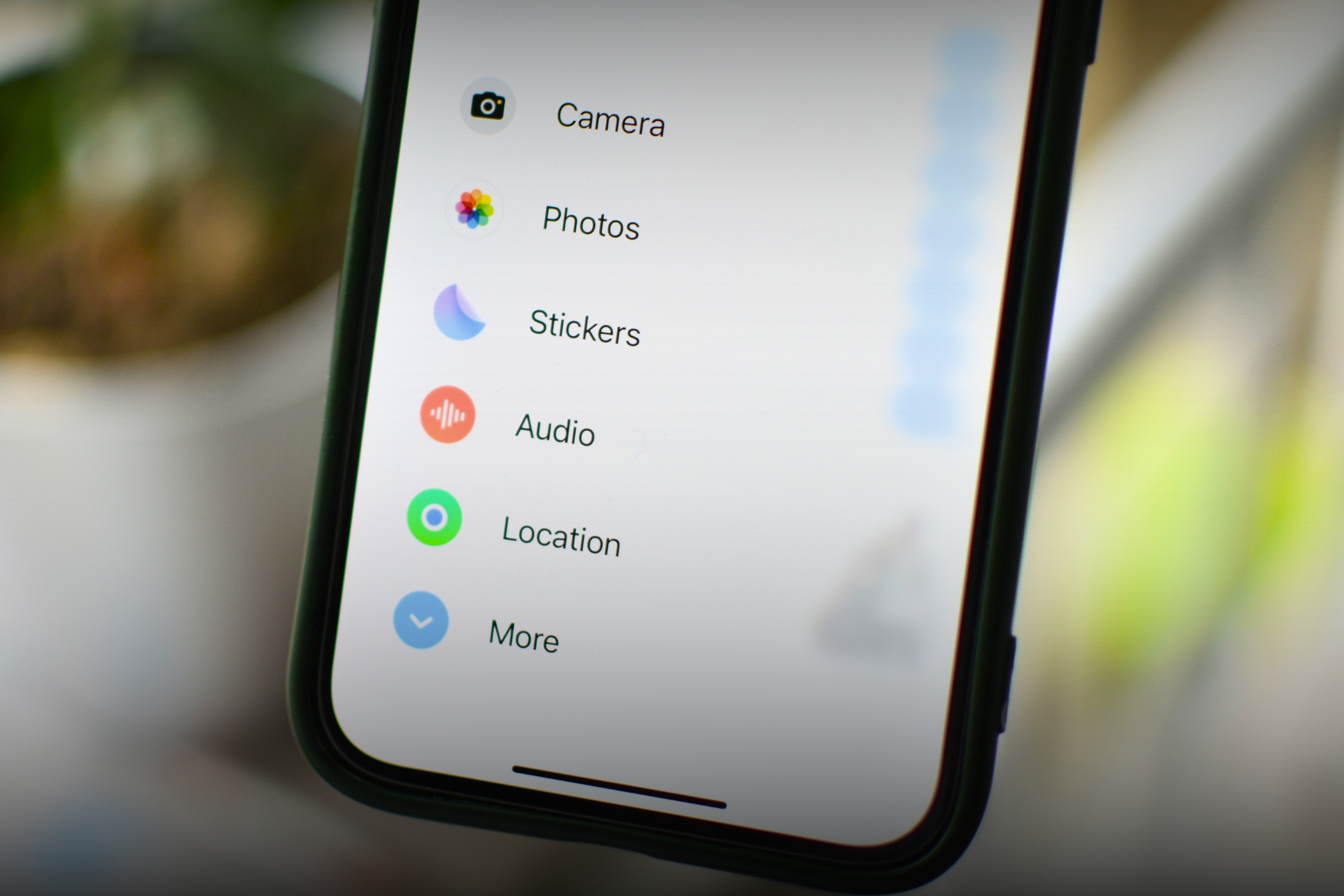 Варианты использования анимированных стикеров в Сообщениях iPhone.