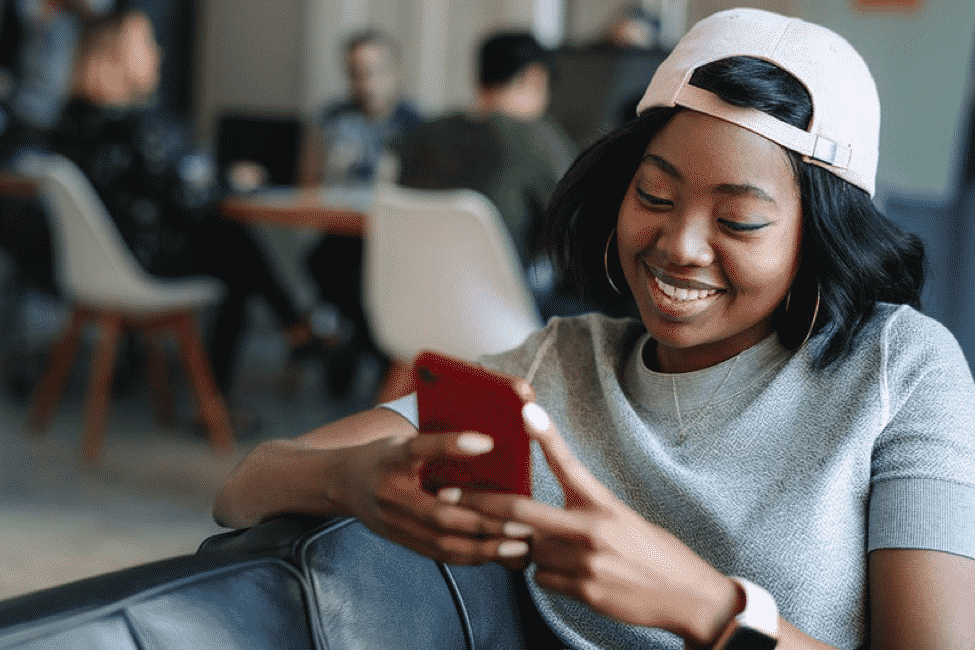 Иллюстрация: чтение сообщений без телефона