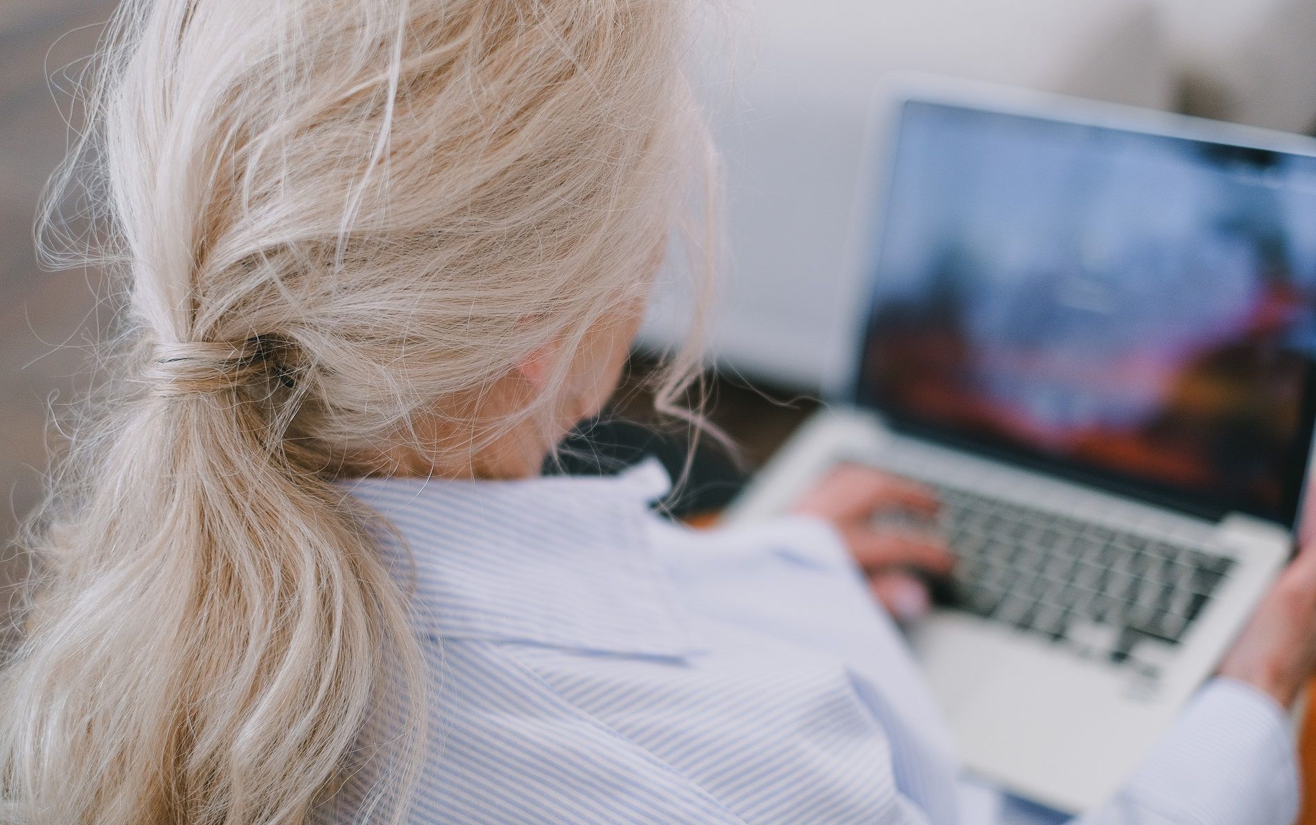 Пользователь на ноутбуке оформляет запрос на возврат